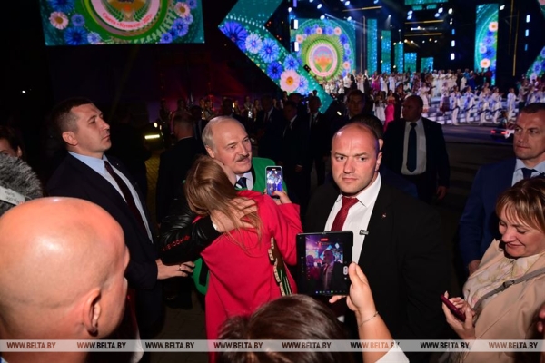 Лукашэнка: фестываль у Александрыi ўвасабляе спрадвечную спадчыну Беларусi Лукашэнка: фестываль у Александрыi ўвасабляе спрадвечную спадчыну Беларусi