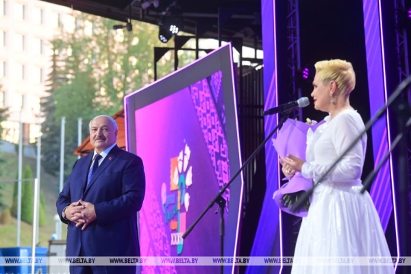 Лукашенко, вручив награду Спиридович, напомнил, как "Славянский базар" хотели "растащить по городам и весям"