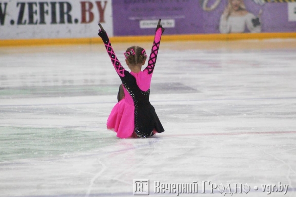 Родители заранее записывают в секцию, а дети становятся на коньки в 3,5 года — как в Гродно развивается фигурное катание                                 
            Родители заранее записывают в секцию, а дети становятся на коньки в 3,5 года — как в Гродно развивается фигурное катание