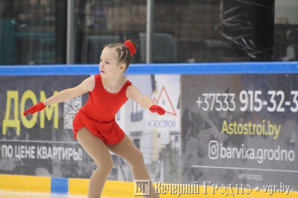 Родители заранее записывают в секцию, а дети становятся на коньки в 3,5 года — как в Гродно развивается фигурное катание                                 
            Родители заранее записывают в секцию, а дети становятся на коньки в 3,5 года — как в Гродно развивается фигурное катание