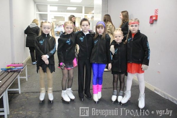 Родители заранее записывают в секцию, а дети становятся на коньки в 3,5 года — как в Гродно развивается фигурное катание                                 
            Родители заранее записывают в секцию, а дети становятся на коньки в 3,5 года — как в Гродно развивается фигурное катание