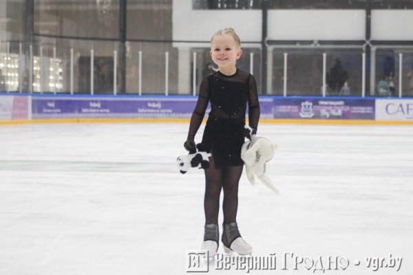 Родители заранее записывают в секцию, а дети становятся на коньки в 3,5 года — как в Гродно развивается фигурное катание                                 
            Родители заранее записывают в секцию, а дети становятся на коньки в 3,5 года — как в Гродно развивается фигурное катание