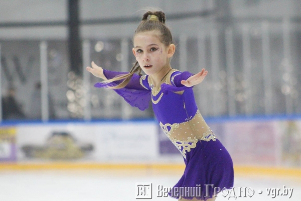 Родители заранее записывают в секцию, а дети становятся на коньки в 3,5 года — как в Гродно развивается фигурное катание                                 
            Родители заранее записывают в секцию, а дети становятся на коньки в 3,5 года — как в Гродно развивается фигурное катание