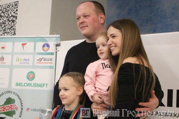 Родители заранее записывают в секцию, а дети становятся на коньки в 3,5 года — как в Гродно развивается фигурное катание                                 
            Родители заранее записывают в секцию, а дети становятся на коньки в 3,5 года — как в Гродно развивается фигурное катание