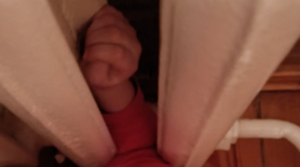 Спасатели помогли девочке в Волковыске освободить руку, застрявшую в батарее отопления