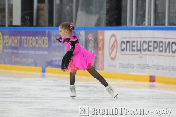 Родители заранее записывают в секцию, а дети становятся на коньки в 3,5 года — как в Гродно развивается фигурное катание                                 
            Родители заранее записывают в секцию, а дети становятся на коньки в 3,5 года — как в Гродно развивается фигурное катание