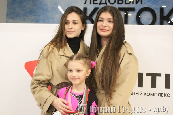 Родители заранее записывают в секцию, а дети становятся на коньки в 3,5 года — как в Гродно развивается фигурное катание                                 
            Родители заранее записывают в секцию, а дети становятся на коньки в 3,5 года — как в Гродно развивается фигурное катание