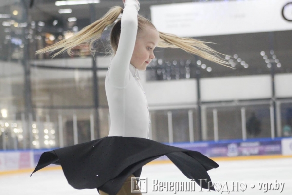 Родители заранее записывают в секцию, а дети становятся на коньки в 3,5 года — как в Гродно развивается фигурное катание                                 
            Родители заранее записывают в секцию, а дети становятся на коньки в 3,5 года — как в Гродно развивается фигурное катание