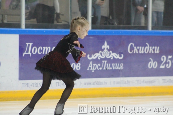 Родители заранее записывают в секцию, а дети становятся на коньки в 3,5 года — как в Гродно развивается фигурное катание                                 
            Родители заранее записывают в секцию, а дети становятся на коньки в 3,5 года — как в Гродно развивается фигурное катание