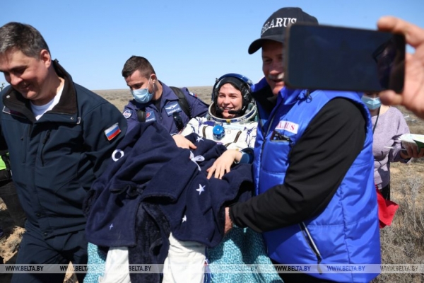 Эти кадры войдут в историю суверенной Беларуси. Лучшие фото БЕЛТА с места приземления Василевской Эти кадры войдут в историю суверенной Беларуси. Лучшие фото БЕЛТА с места приземления Василевской