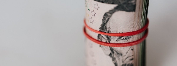 
            Белорусский рубль снизился к доллару и евро 8 апреля на БВФБ                                