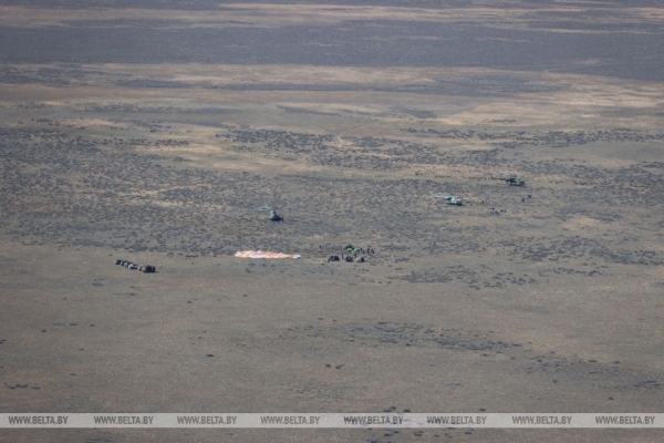 Эти кадры войдут в историю суверенной Беларуси. Лучшие фото БЕЛТА с места приземления Василевской Эти кадры войдут в историю суверенной Беларуси. Лучшие фото БЕЛТА с места приземления Василевской