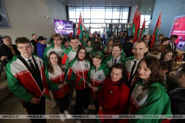 "Марина - большая молодец!". Первая белорусская космонавтка прилетела домой "Марина - большая молодец!". Первая белорусская космонавтка прилетела домой