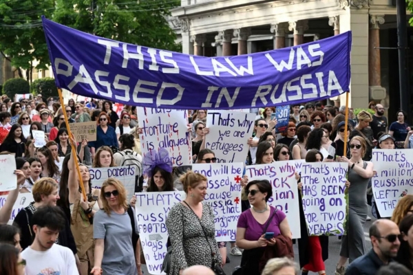 
            Акунин: «Путинизм разъест Грузию как раковая опухоль»                                