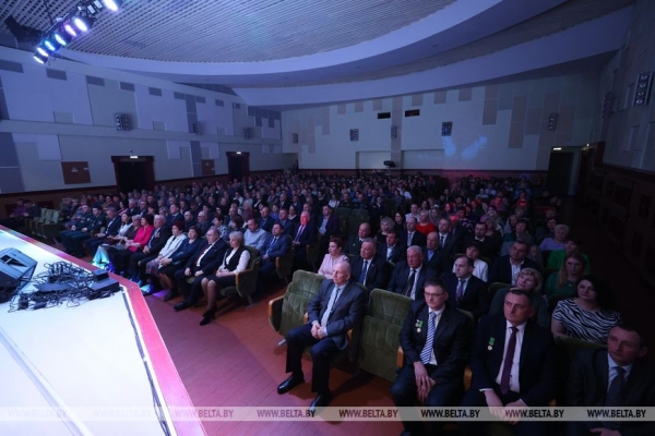 "Главная гордость - люди труда". Сергеенко поздравил лауреатов конкурса "Человек года" Браславского района "Главная гордость - люди труда". Сергеенко поздравил лауреатов конкурса "Человек года" Браславского района