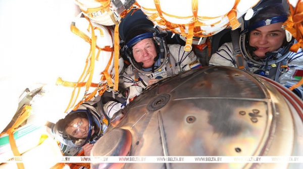 Космический экипаж с Василевской совершил посадку на Землю Космический экипаж с Василевской совершил посадку на Землю