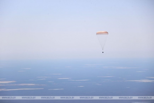 Эти кадры войдут в историю суверенной Беларуси. Лучшие фото БЕЛТА с места приземления Василевской Эти кадры войдут в историю суверенной Беларуси. Лучшие фото БЕЛТА с места приземления Василевской