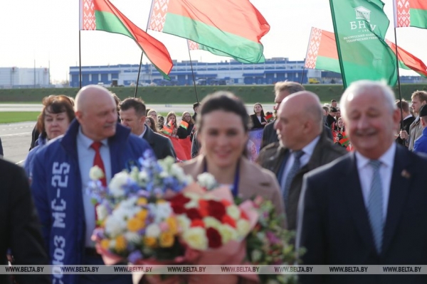 "Марина - большая молодец!". Первая белорусская космонавтка прилетела домой "Марина - большая молодец!". Первая белорусская космонавтка прилетела домой