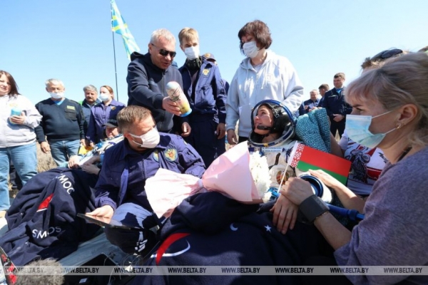 Эти кадры войдут в историю суверенной Беларуси. Лучшие фото БЕЛТА с места приземления Василевской Эти кадры войдут в историю суверенной Беларуси. Лучшие фото БЕЛТА с места приземления Василевской